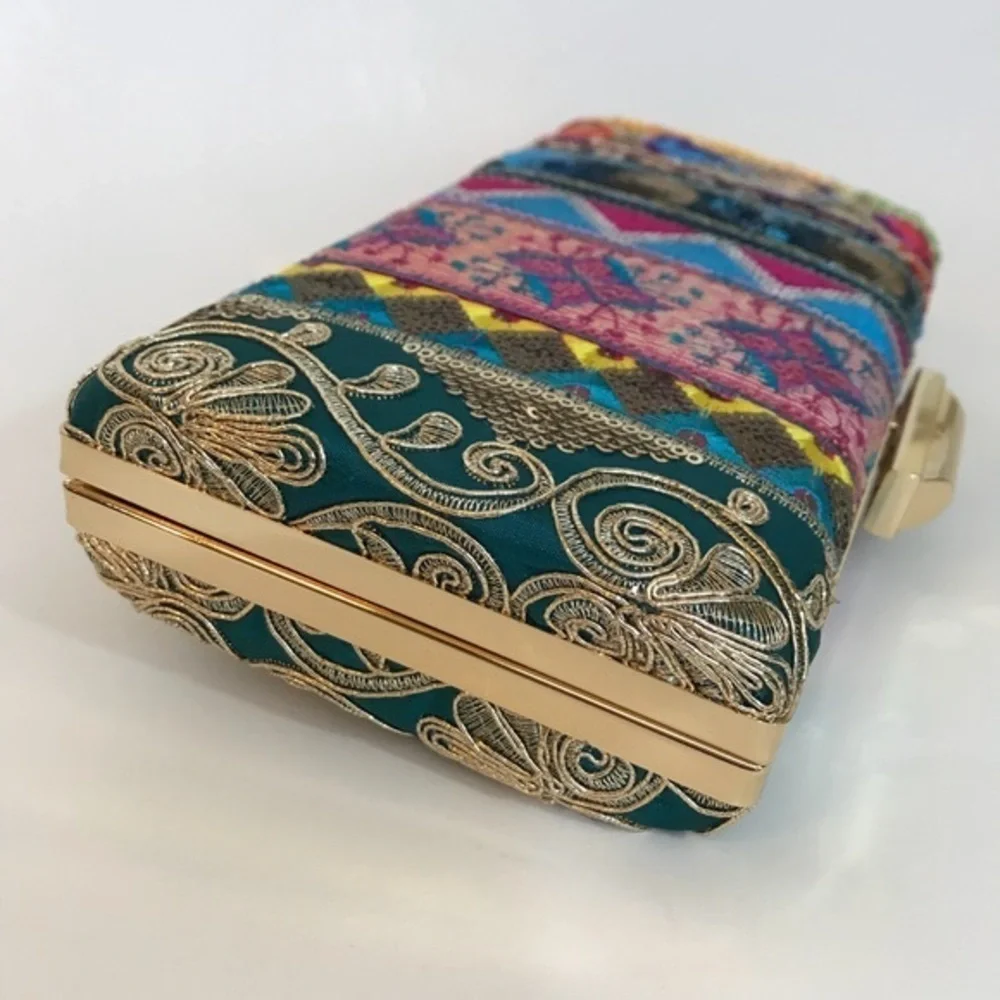 HP 12/14 BellaKiara Beautiful clutch for all seasons